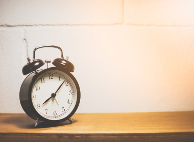 Masadaki retro alarm saati