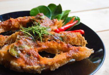 Chili soslu kızarmış balık