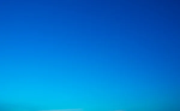 Mavi gökyüzünde akşam saat 