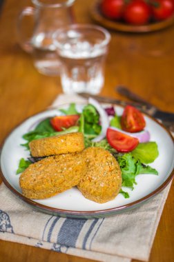 Tavuk nuggets salata ve domates ile