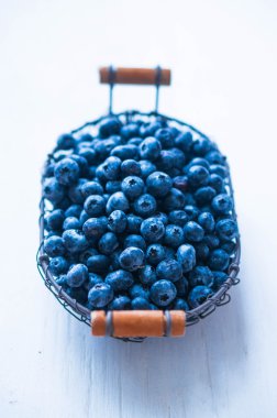 beyaz arkaplanda yabanmersini