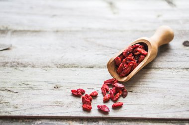 ahşap zemin üzerinde Goji Karpuzu