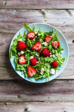 Roka, çilek ve peynir salatası