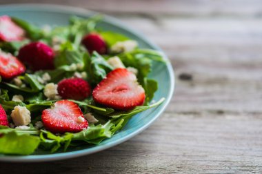 Roka, çilek ve peynir salatası