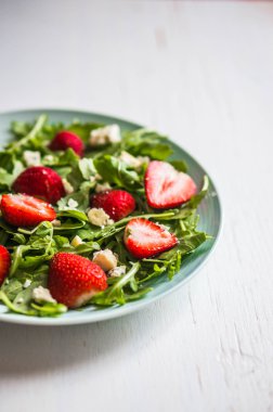 Roka, çilek ve peynir salatası