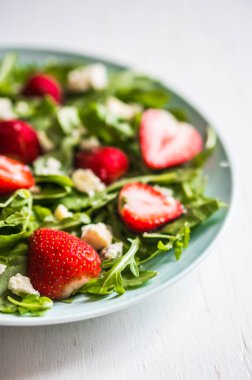 Roka, çilek ve peynir salatası