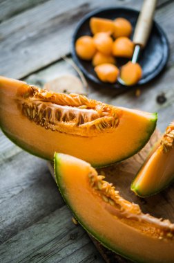 Ahşap arka planda dilimlenmiş kavun