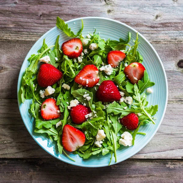 Salat mit Rucola, Erdbeeren und Käse — Stockfoto