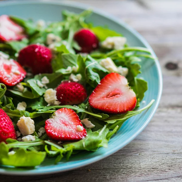 Salat mit Rucola, Erdbeeren und Käse — Stockfoto