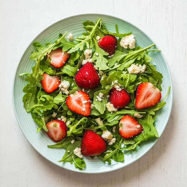 Insalata con rucola, fragole e formaggio — Foto Stock