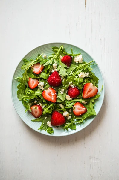 Salat mit Rucola, Erdbeeren und Käse — Stockfoto