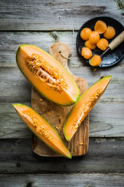 Sliced melon on wooden background — Stock Photo, Image