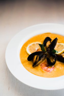 Beyaz arka plan üzerinde Midye çorbası karides