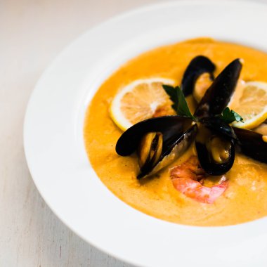 Beyaz arka plan üzerinde Midye çorbası karides