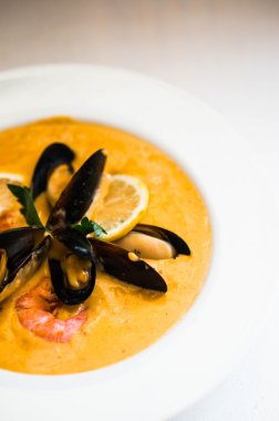 Beyaz arka plan üzerinde Midye çorbası karides