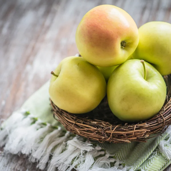 Apples in a basket on rustic background — Stock Photo, Image