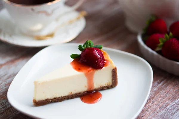 Beyaz tabakta çilekli cheesecake — Stok fotoğraf