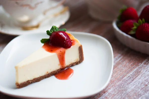 Beyaz tabakta çilekli cheesecake — Stok fotoğraf