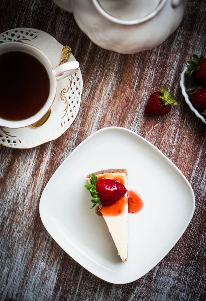 Strawberry cheesecake on white plate — Stock Photo, Image