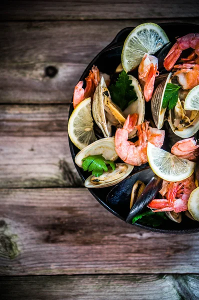 Mezcla de mejillones, almejas y camarones sobre fondo de madera — Foto de Stock