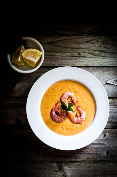 Sopa de camarão com mexilhões no fundo branco — Fotografia de Stock