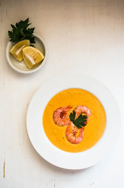 Sopa de camarão com mexilhões no fundo branco — Fotografia de Stock