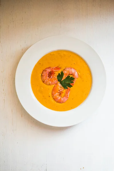 Sopa de camarão com mexilhões no fundo branco — Fotografia de Stock