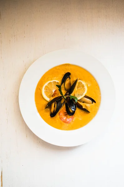 Sopa de camarão com mexilhões no fundo branco — Fotografia de Stock