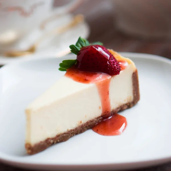 Strawberry cheesecake op wit bord Stockfoto