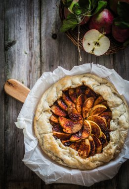 Rustik ahşap zemin üzerine elmalı turta