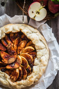 Rustik ahşap zemin üzerine elmalı turta