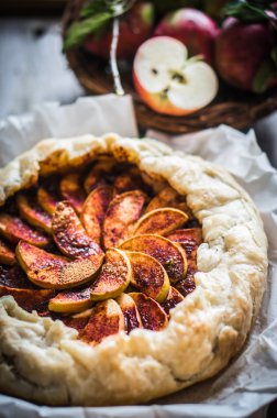 Rustik ahşap zemin üzerine elmalı turta