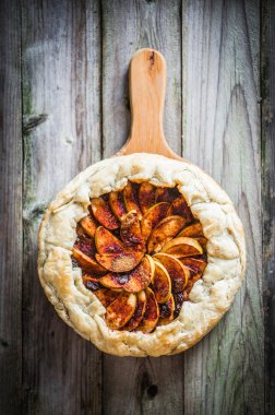 Rustik ahşap zemin üzerine elmalı turta