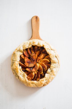 Rustik ahşap zemin üzerine elmalı turta