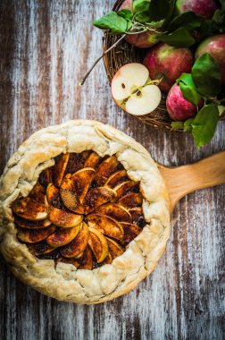 Rustik ahşap zemin üzerine elmalı turta