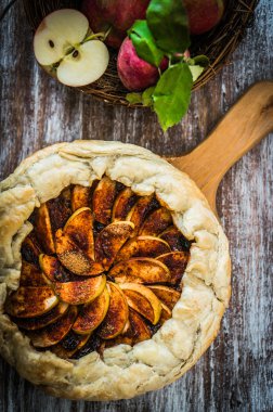 Rustik ahşap zemin üzerine elmalı turta