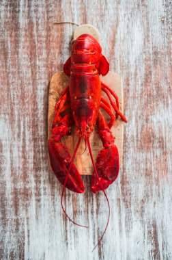 Ahşap arka plan üzerinde pişmiş ıstakoz