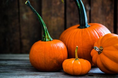 ahşap arka plan üzerinde renkli kabaklar