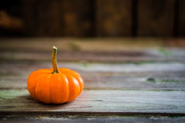 Rustik ahşap arka plan üzerinde turuncu kabak