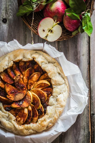 Rustik ahşap zemin üzerine elmalı turta