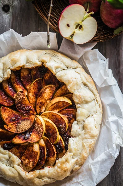 Rustik ahşap zemin üzerine elmalı turta