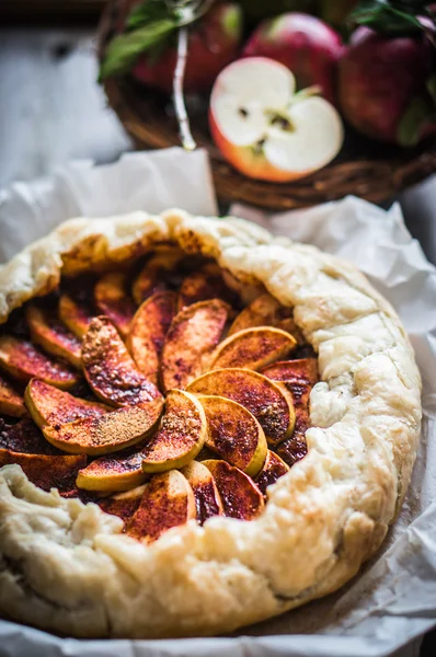 Rustik ahşap zemin üzerine elmalı turta