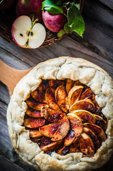 Tarte aux pommes sur fond bois rustique — Photo