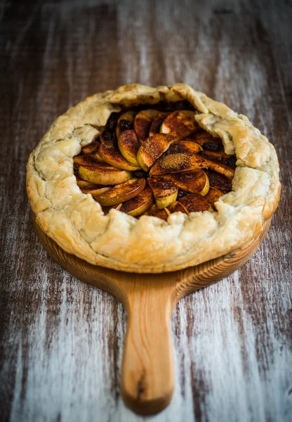 Tarte aux pommes sur fond bois rustique — Photo