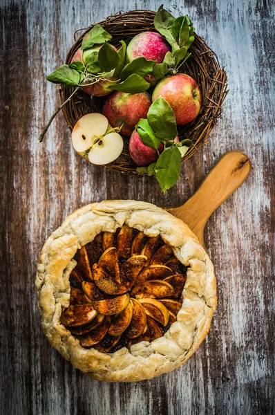 Rustik ahşap zemin üzerine elmalı turta