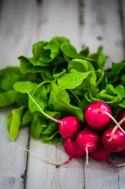 Turp ahşap arka plan üzerinde demet