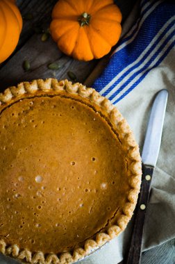 Rustik arka plan üzerinde kabak pasta