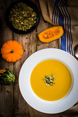 sopa de calabaza sobre fondo de madera