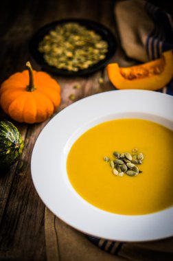 sopa de calabaza sobre fondo de madera