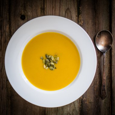 sopa de calabaza sobre fondo de madera